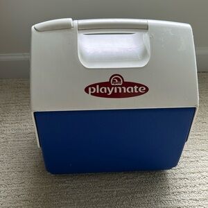 Igloo Playmate Pal Blue Personal Cooler Ice Chest 7 Quart Size.